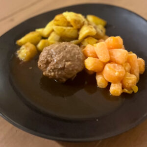 Gehaktbal met wortels en gebakken aardappels. .