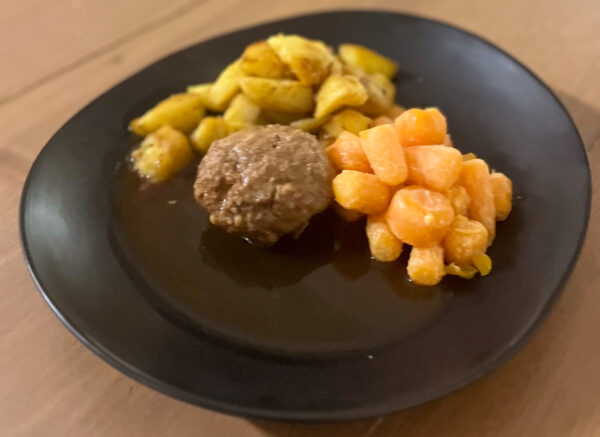 Gehaktbal met wortels en gebakken aardappels. .