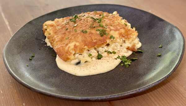 Macaroni and cheese met hamblokjes.