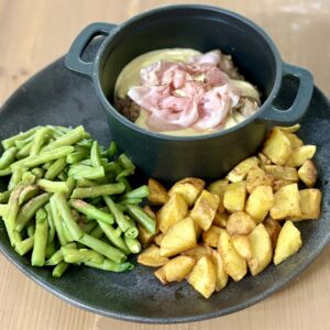 Varkenshaas in roomsaus van bacon met sperziebonen en gebakken aardappels.