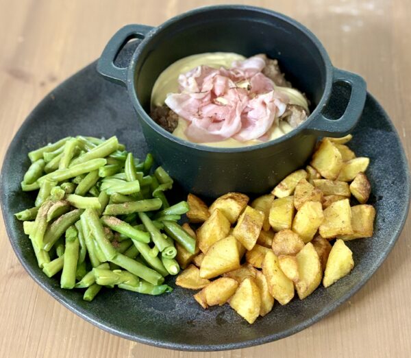 Varkenshaas in roomsaus van bacon met sperziebonen en gebakken aardappels.