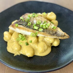 Gnocchi met pompoensaus en gebakken heekfilet.
