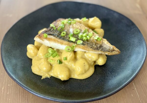 Gnocchi met pompoensaus en gebakken heekfilet.