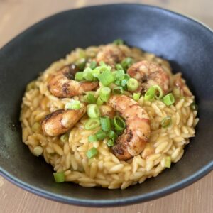 Orzo met kreeftensaus en garnalen.