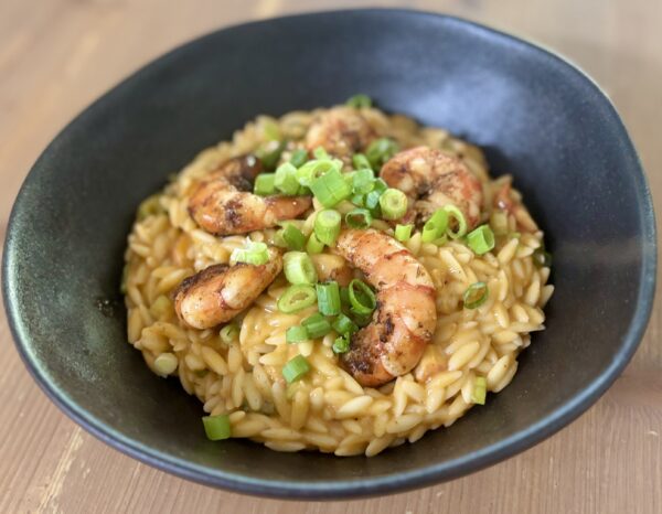 Orzo met kreeftensaus en garnalen.