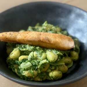 Zalmfilet met Gnocchi, spinazie en pesto  