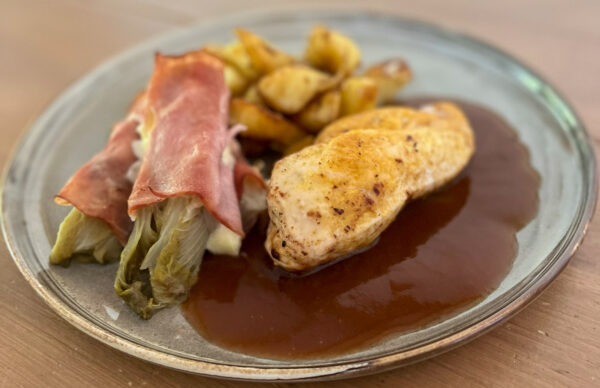 Kipfilet met witlof ham kaas en gebakken aardappels.
