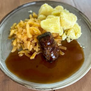 Rundervink met koolraap en gekookte aardappels.