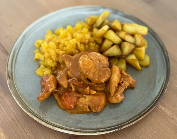 Pittige kipstoof met gele bietjes en gebakken aardappels.