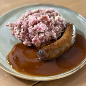 Rundersaucijs met Rode kool stamppot.
