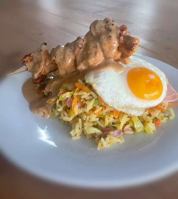 Nasi met kipsaté en gebakken ei.